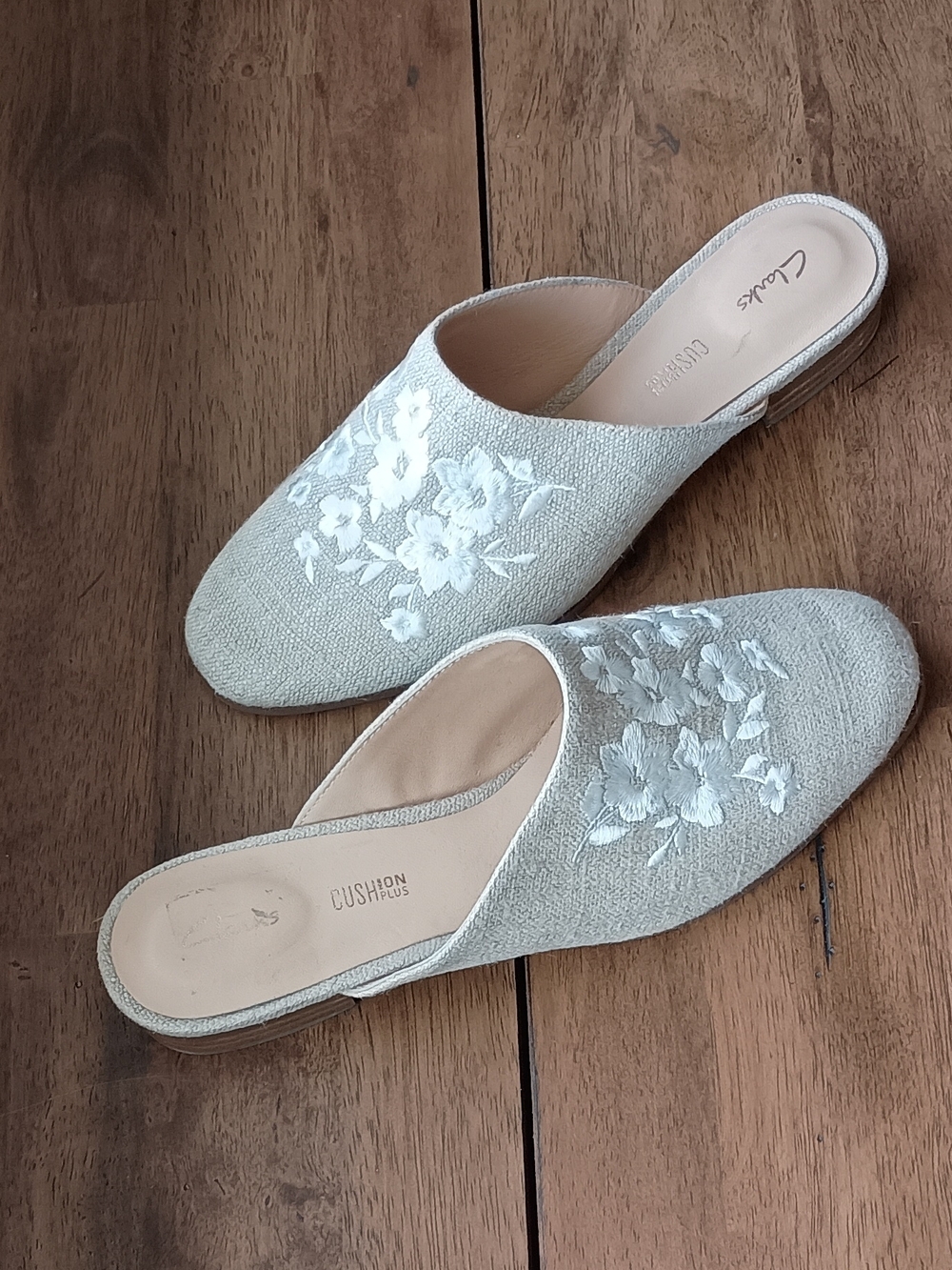 Clarks Women's Cream Embroidered Slip-On Mules